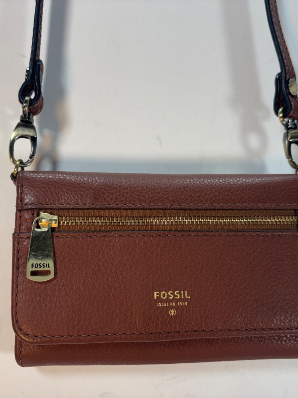 FOSSIL USA- MSRP $146.00                    CELL ,PHONE WALLET & CROSSBODY STRAP